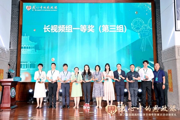 颁奖典礼现场（右二为best365官网王延瑜同学）.jpg